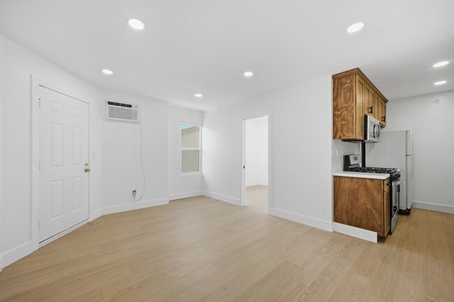 Building Photo - 1040 Gardena Unit 2