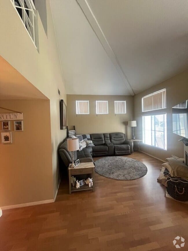 Building Photo - Beautiful 2 Bedroom and 2 Bath with loft i...