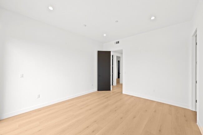 Photo - Bright and Spacious Newly Renovated Townhome | 5 Bedroom | 5 Bathroom | Parking Included