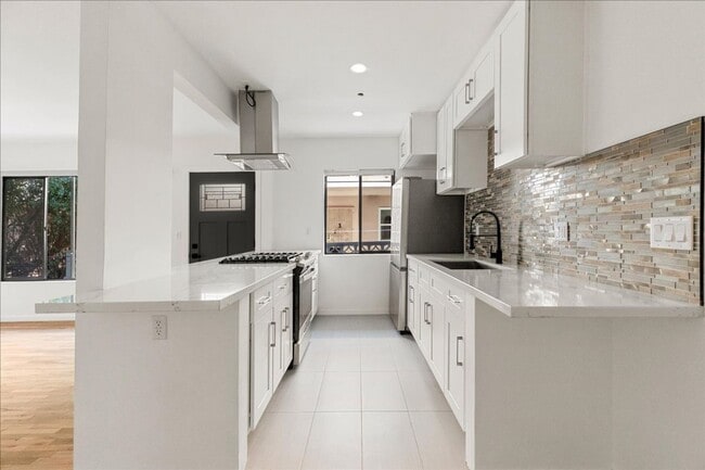 Photo - 652 Hayworth Ave Unit 02