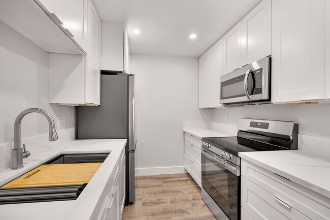Building Photo - Fully Renovated 2-Bedroom Condo - Everything is NEW! Unit 613