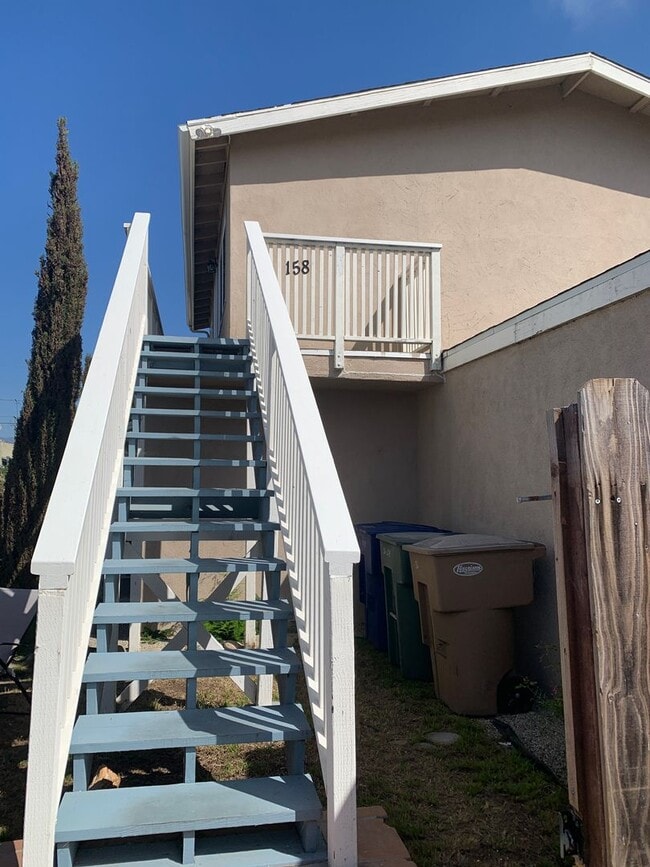 Building Photo - For Lease 2+1 Upstairs Duplex Ventura, CA Unit 158 E Ramona St