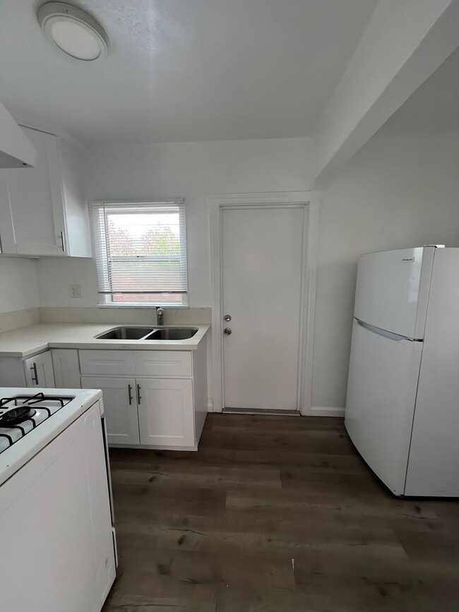 Photo - 542 W 49th St