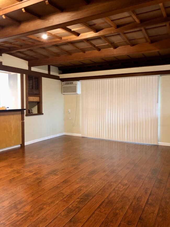 Photo - 2447 Malabar St