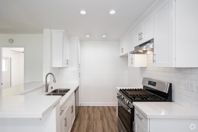 1BR, 1BA - 810SF - Kitchen - The Springs