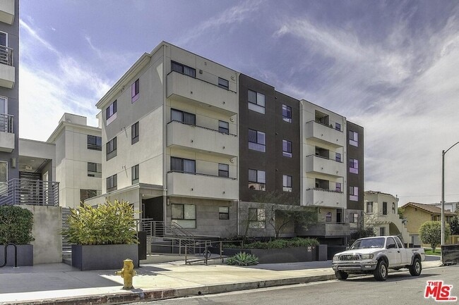 Building Photo - 5030 Rosewood Ave Rental