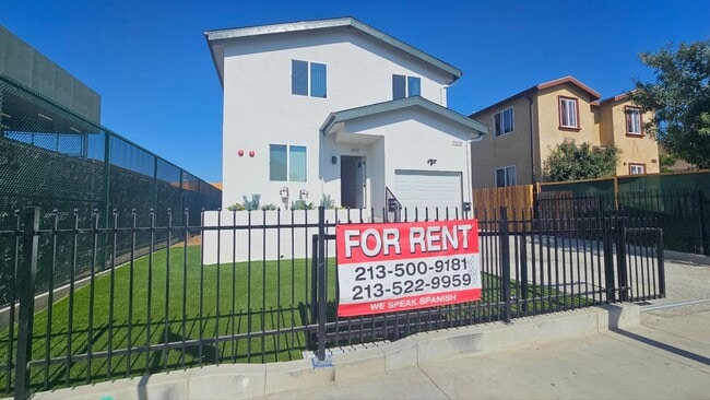 Building Photo - Woodlawn(3839) Unit Woodlawn(3839 1/2)