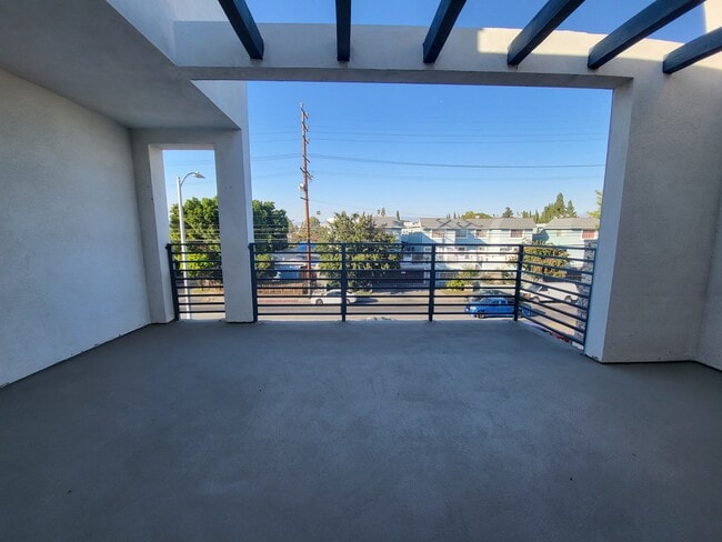 Photo - 14614 Vanowen St