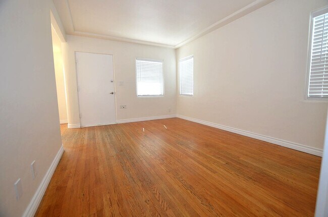 Photo - 1Bd/1Ba Home, large back yard. 1 Car garage.