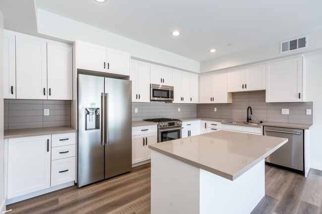 Photo - 857 N Hayworth Ave