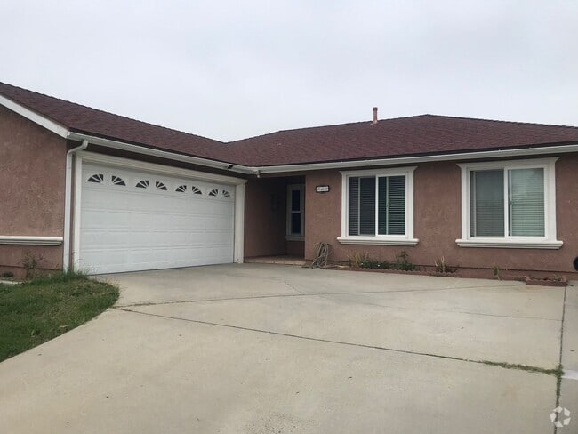 Building Photo - Stunning Single Story Home