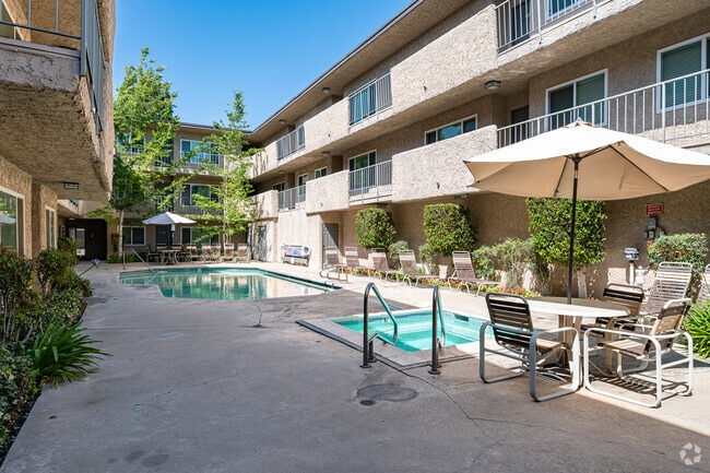 Swimming Pool - Park Broadway Apartments