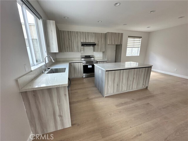 Photo - 15724 Sigman St E