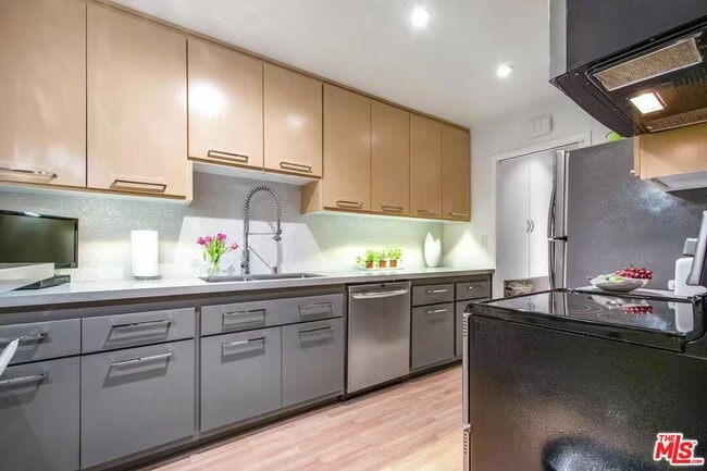 Photo - 8550 Holloway Dr Unit 305