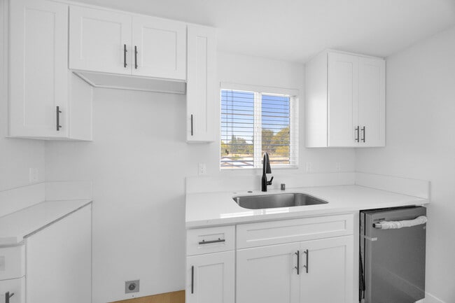 Photo - 1607 Vuelta Grande Ave Unit B