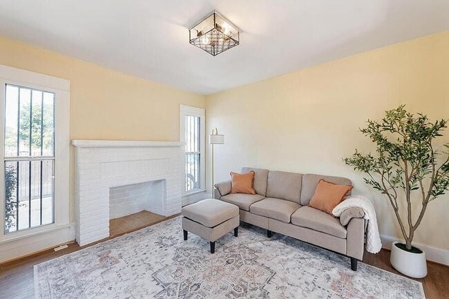 Photo - 1321 E 48th St