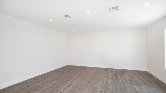 Photo - 10422 Woodley Ave