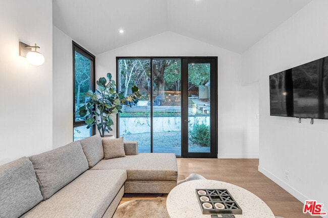 Building Photo - 3935 Kentucky Dr