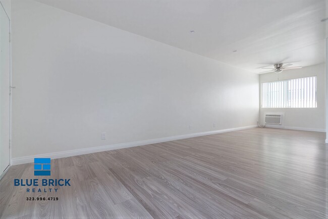 Building Photo - 14766 Delano St Unit 11