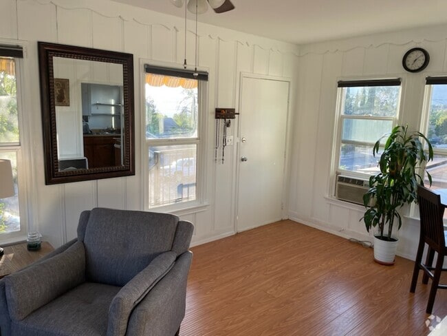 Building Photo - 10514 Commerce Ave Unit 10514 Rental