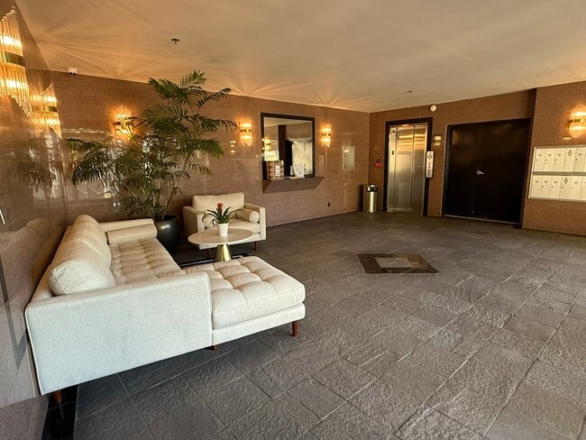 Photo - 2222 N Beachwood Dr Unit 412