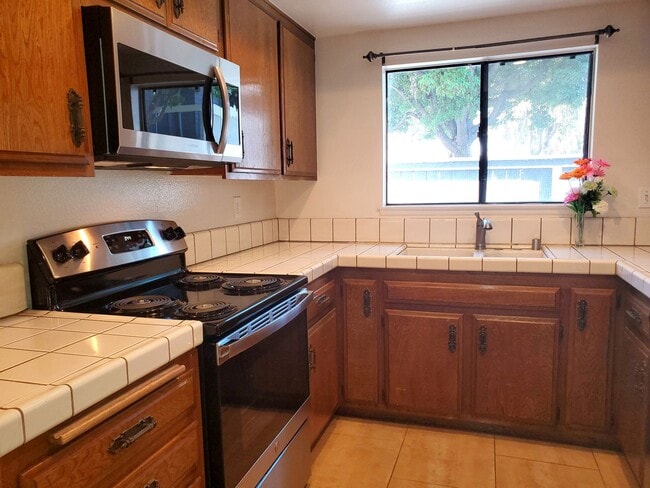 Photo - 615 Brookview Way