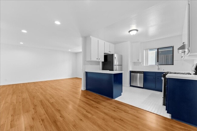 Building Photo - 448 W Windsor Rd Unit 10