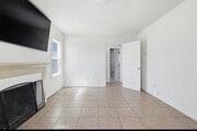 Photo - 557 W Oldfield St