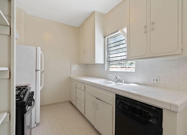 Building Photo - 5360 Clinton St