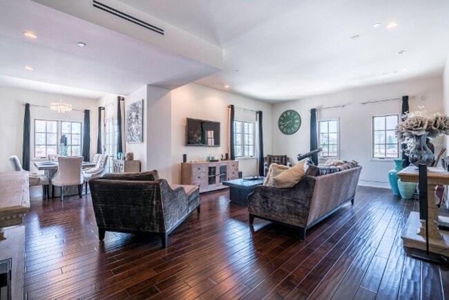 Building Photo - Stunning Multi-Level Penthouse 2 bed - 2.5 bath in Fabulous Beverly Hills Location Unit 304