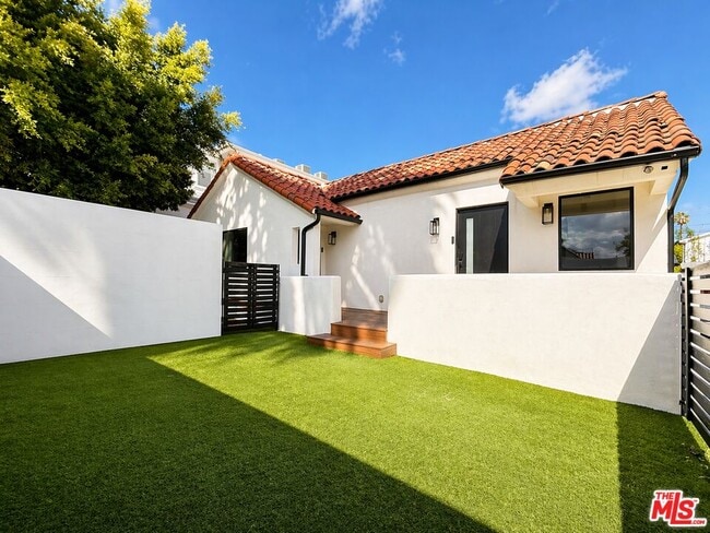 Building Photo - 818 N Genesee Ave