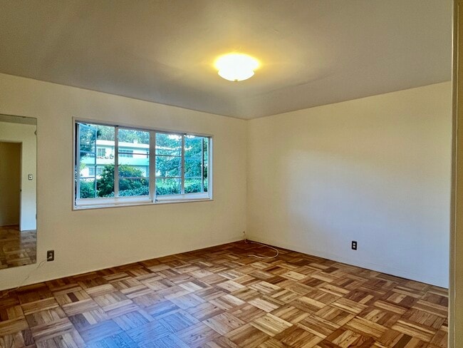 Building Photo - 5205 Village Grn Unit Lower