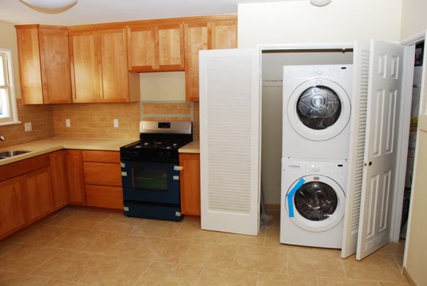 Kitchen with Washer and dryer - 5338 1/2 Ben Ave Unit 1/2