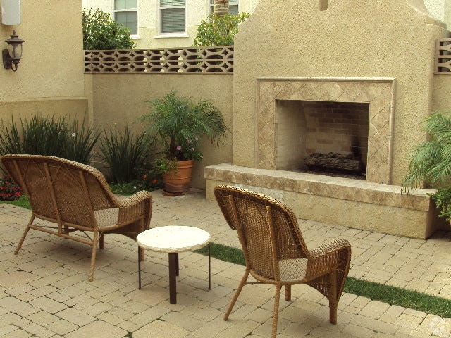 Building Photo - Two Bedroom Suite Townhome and Includes a ...