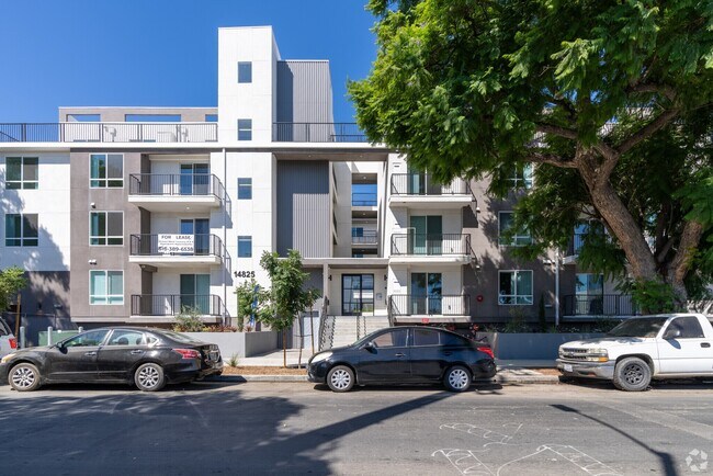 Building Photo - 14825 Delano St Unit 306