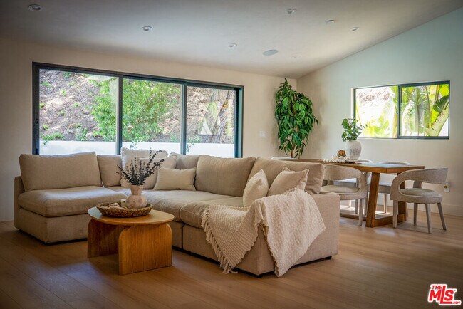 Photo - 20466 Miranda St