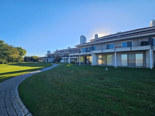 Building Photo - Beautiful condo ready for you to move into!