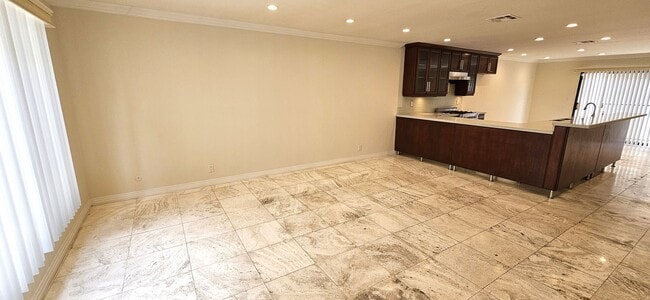 Bright & Modern 2-Bedroom Townhouse with H... - Bright & Modern 2-Bedroom Townhouse with H...
