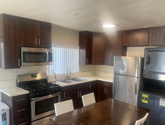 Building Photo - 1396 W 30th St Unit B Rental
