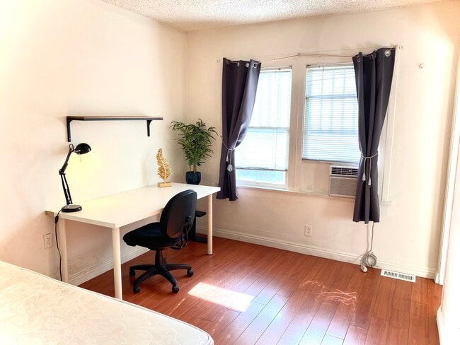 Photo - 1140 W 37th Pl