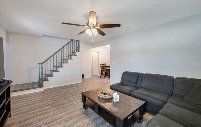 Photo - 6008 Dunrobin Ave