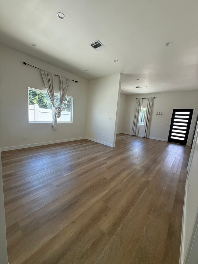 Photo - 6381 Newcastle Ave