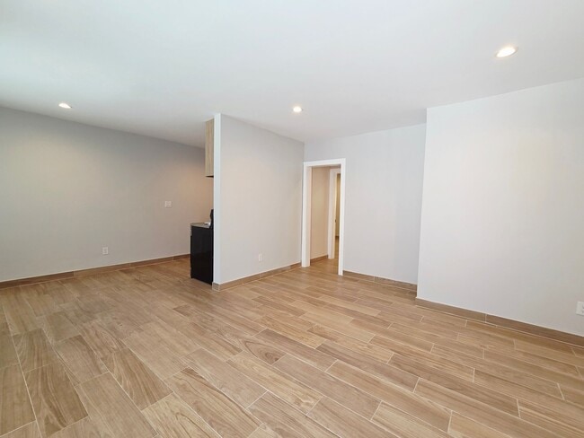 Photo - 20301 Cohasset St Unit 5