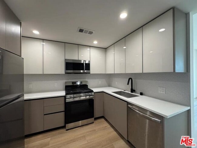 Photo - 955 Fedora St Unit 302