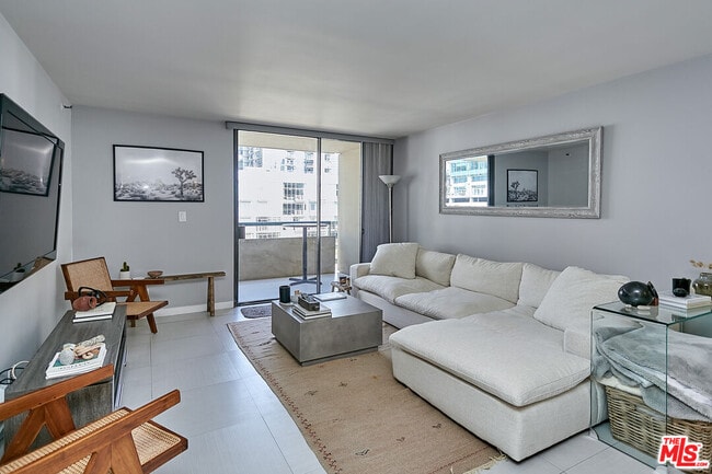 Building Photo - 600 W 9th St Unit 805