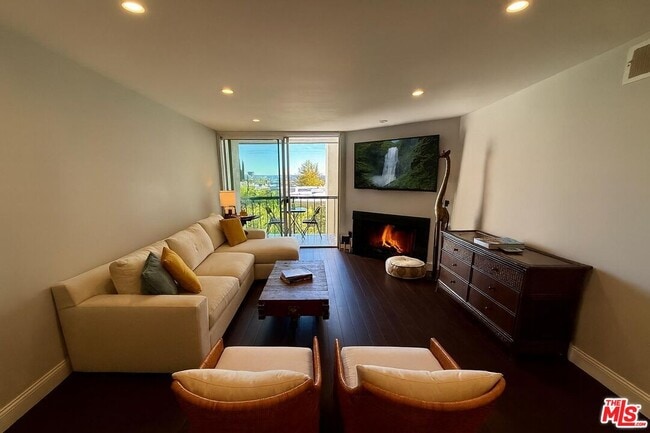 Building Photo - 8530 Holloway Dr Unit 318