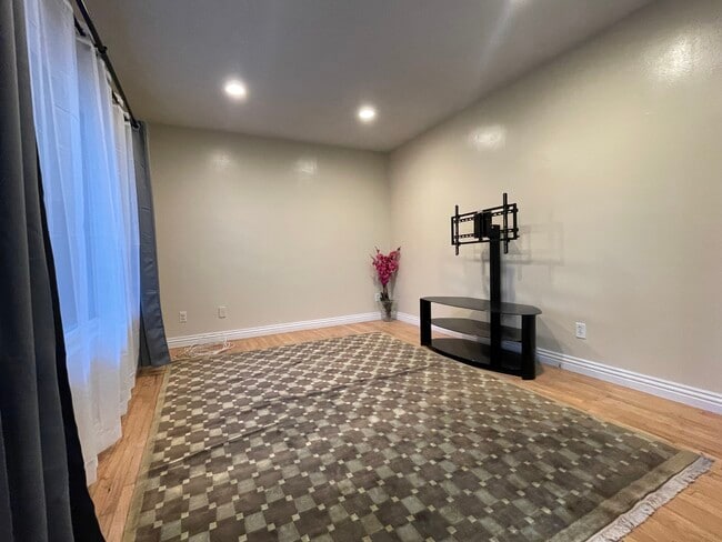 Building Photo - 2939 S Bronson Ave Unit 2