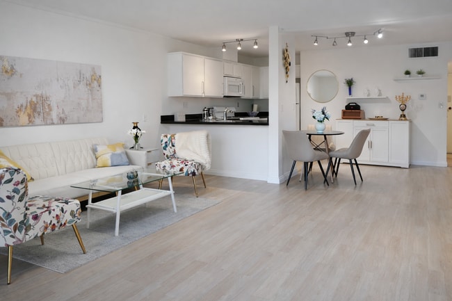 Building Photo - 4401 Kraft Ave Unit 15