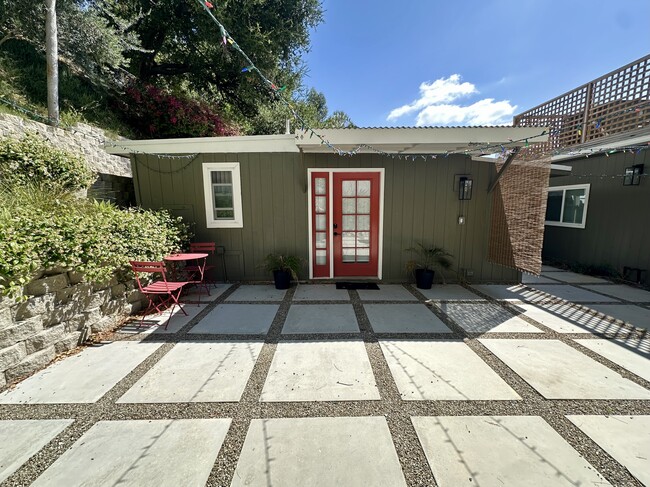 Building Photo - 3823 Broadlawn Dr