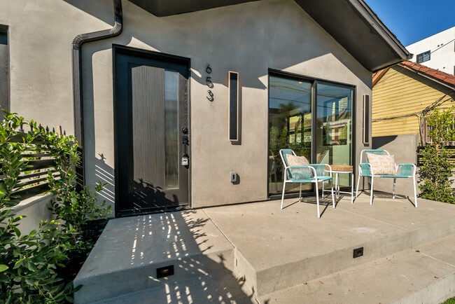 Photo - 653 N Wilton Pl